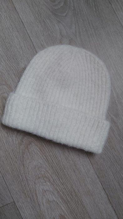 Продам жіночу білу шапку нова