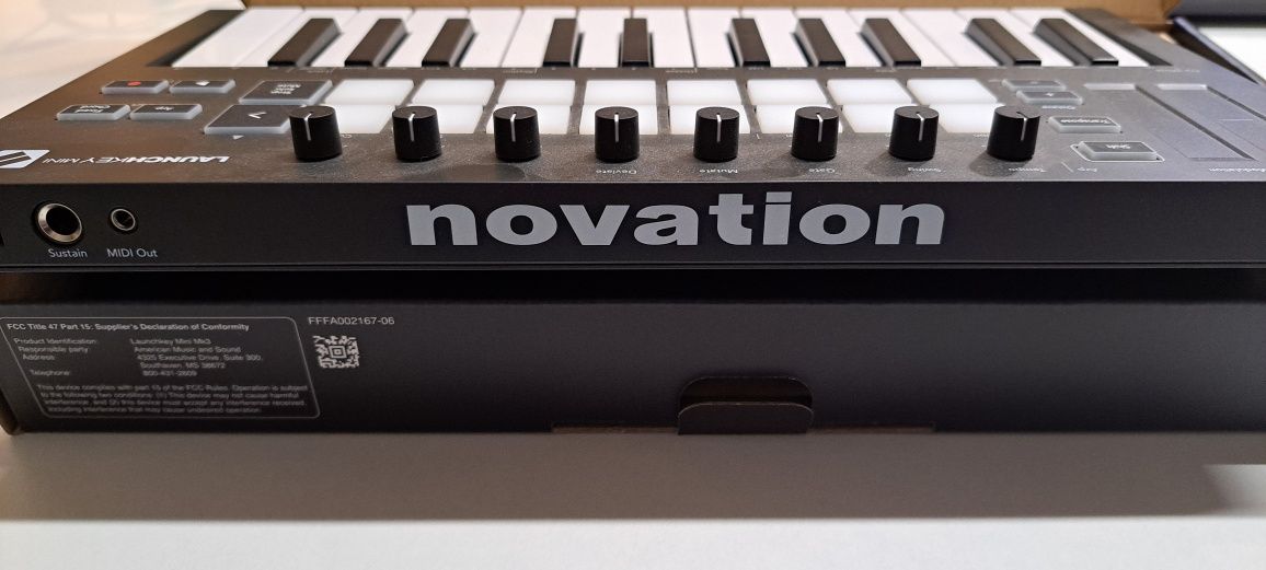 Controlador MIDI Novation Launchkey Mini MK3 (novo)