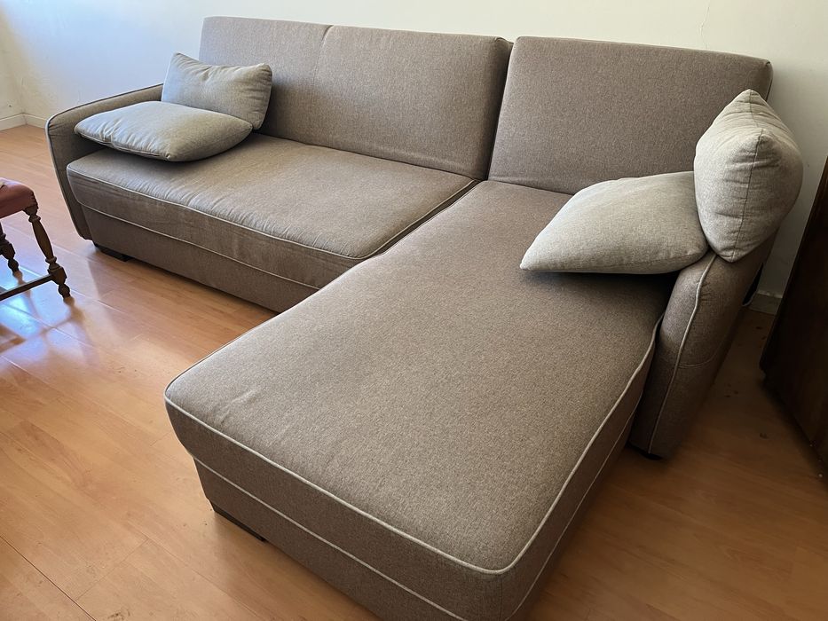 Sofa de sala com duvidorias de arrumacao