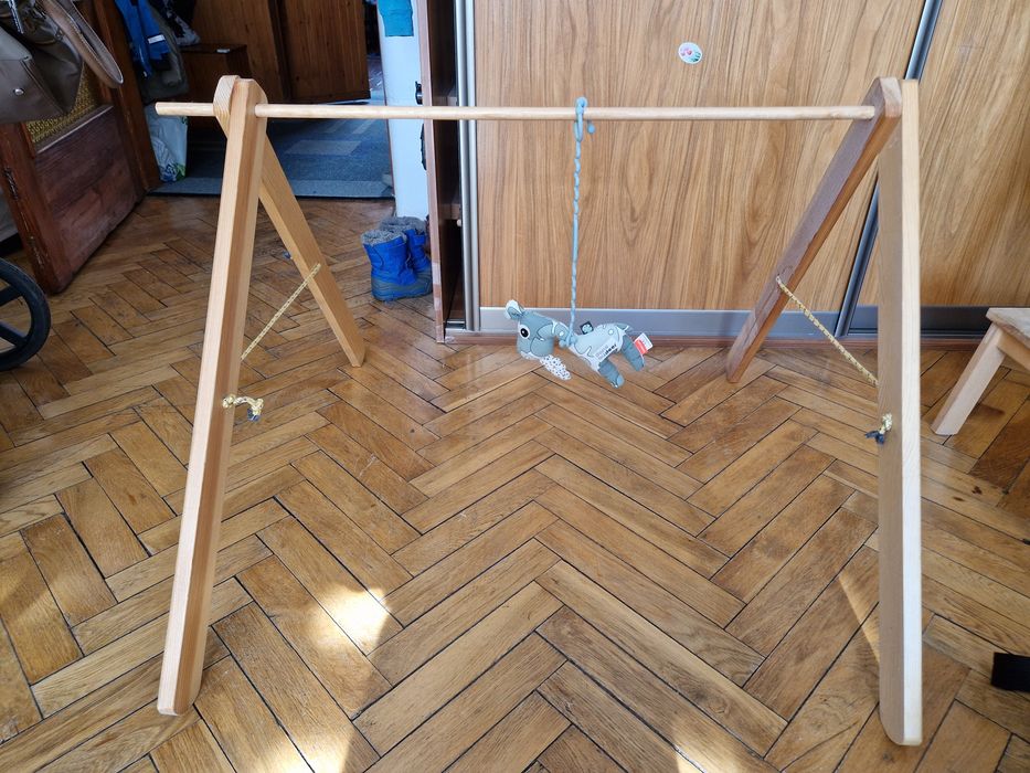 Babygym drewniany z zabawką