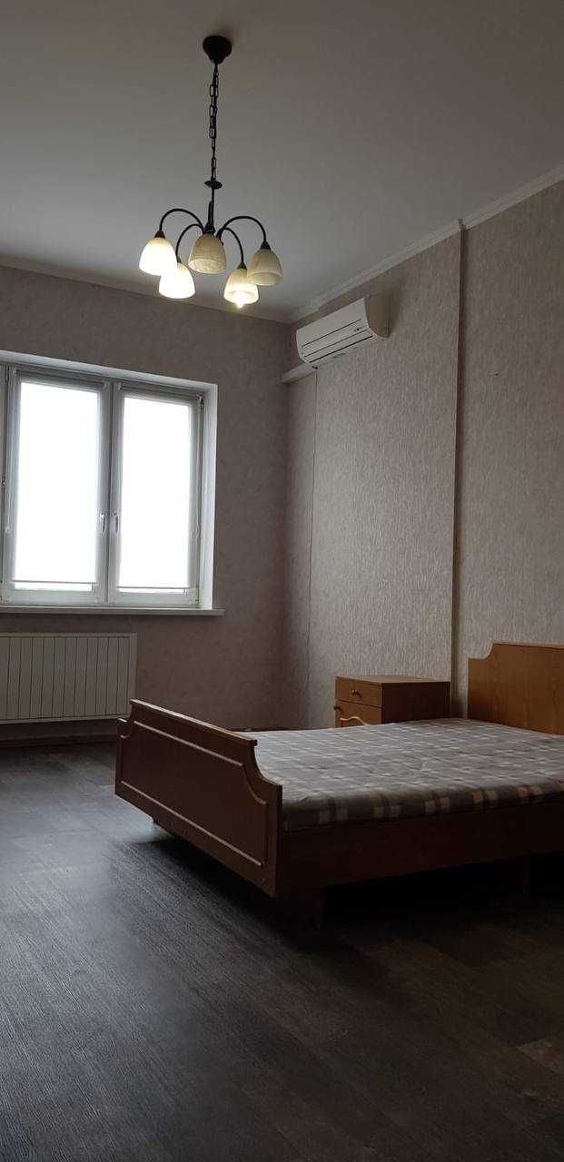 Деснянський р-н. Вул. Градинська, 1. ТРЦ Район