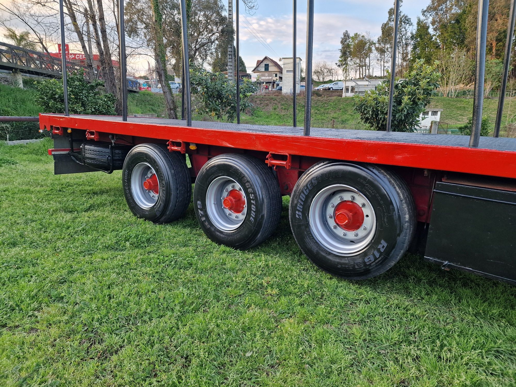 Semireboque para transporte de madeira