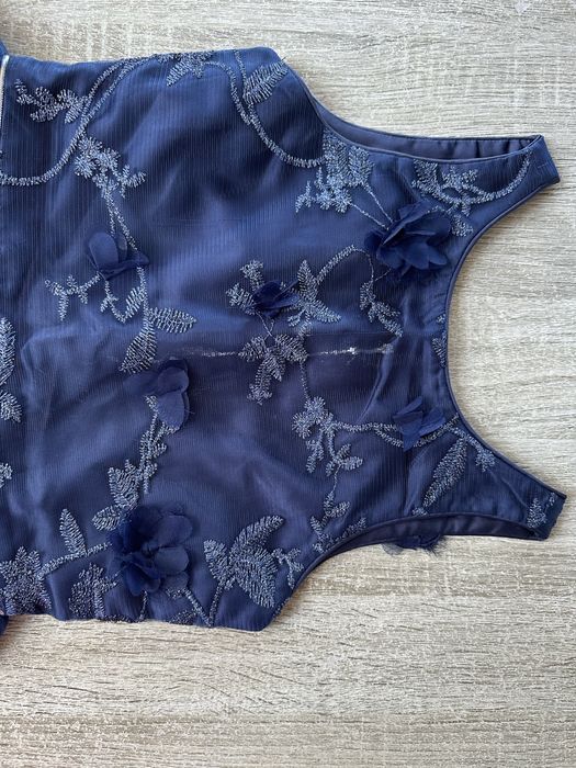 Śliczna granatowa sukienka ze srebrnymi dekoracjami cool club