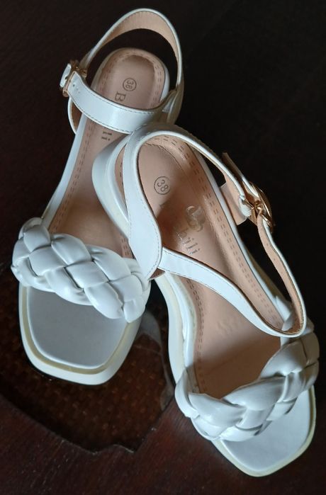 Босоніжки на платформі