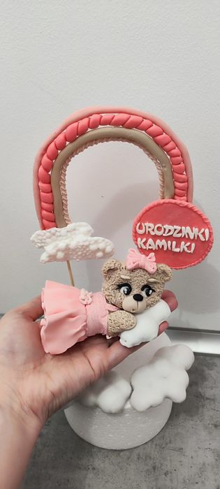 Miś z masy cukrowej tęcza chmurki personalizacja na tort dekoracja