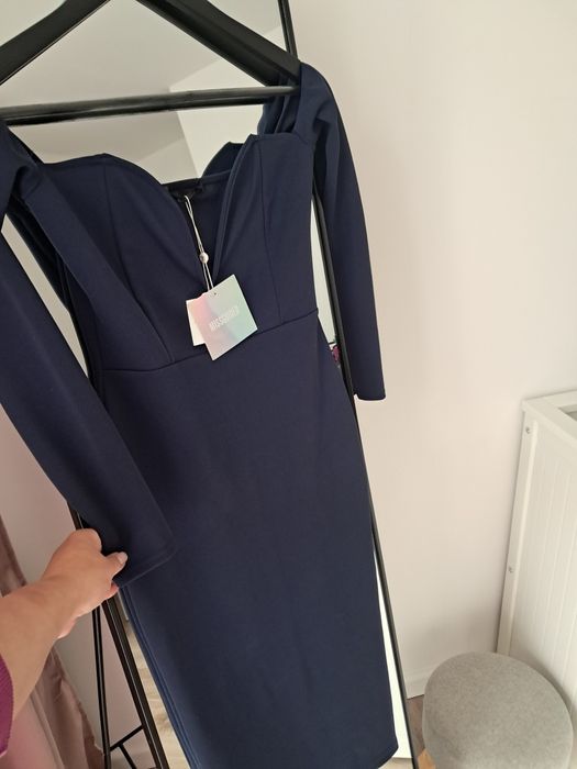 Nowa piękna sukienka na wesele z odkrytymi ramionami Missguided