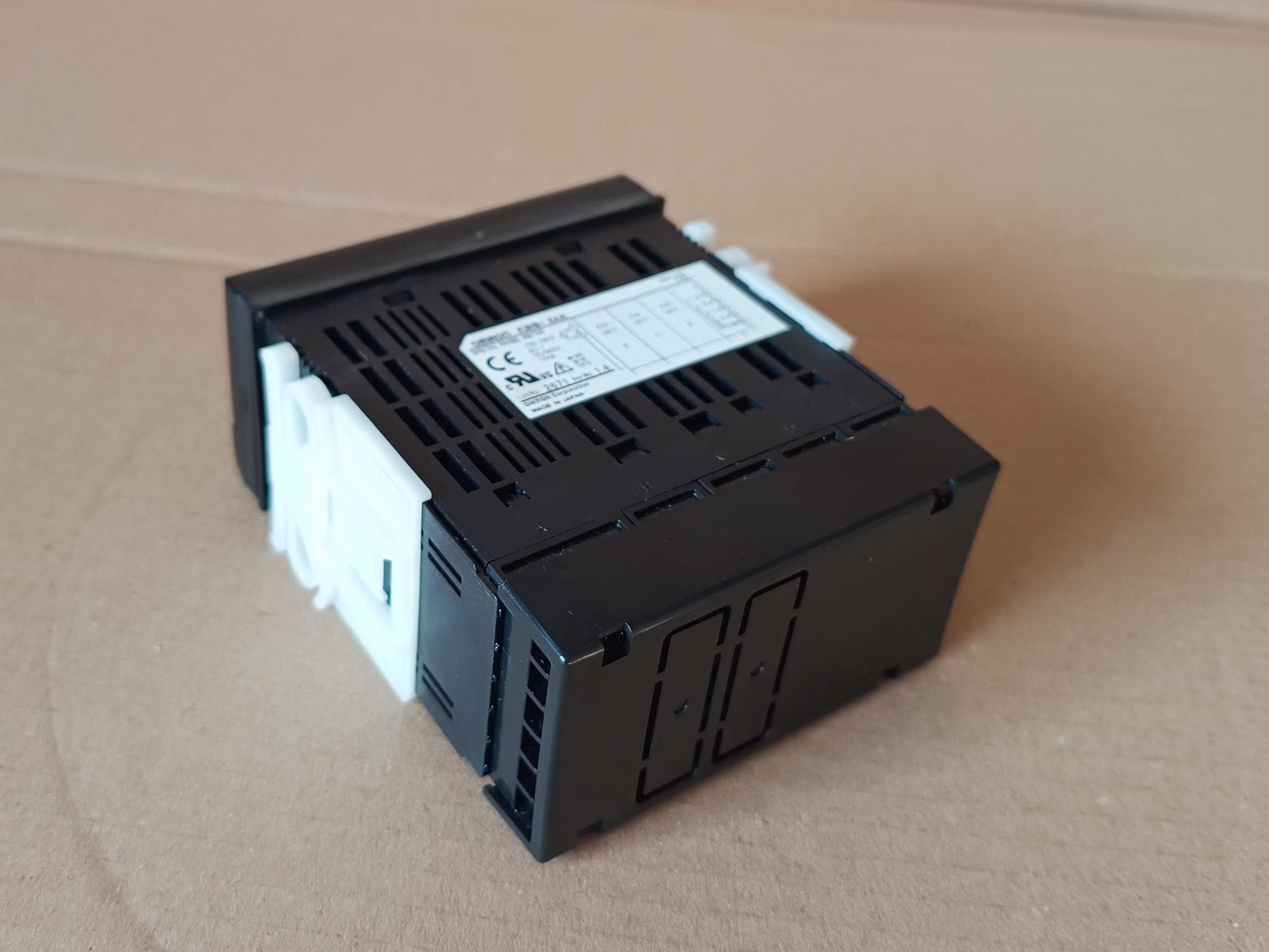 Cyfrowy miernik panelowy Omron K3HB-XAA