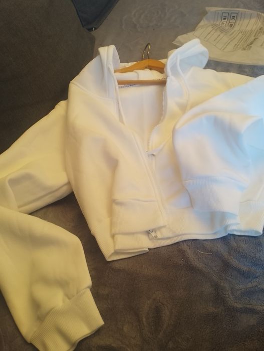 Biała śliczna krótka damska bluza z kapturem