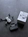 DJI Mini 2 – dron z pilotem i baterią