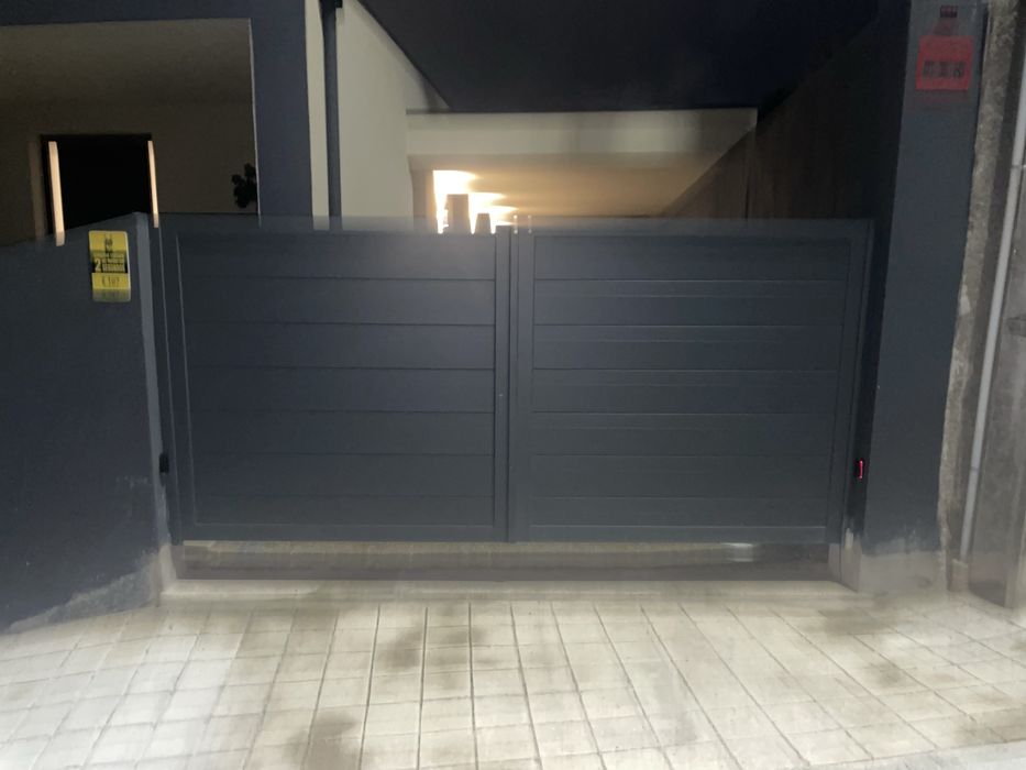 Vendo portão em aluminio lacado