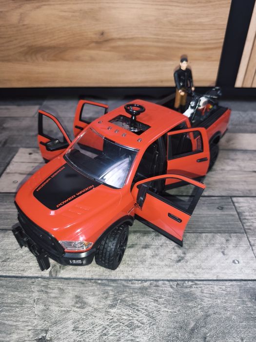 BRUDER 02502 samochód RAM z motocyklem Ducati i kierowcą