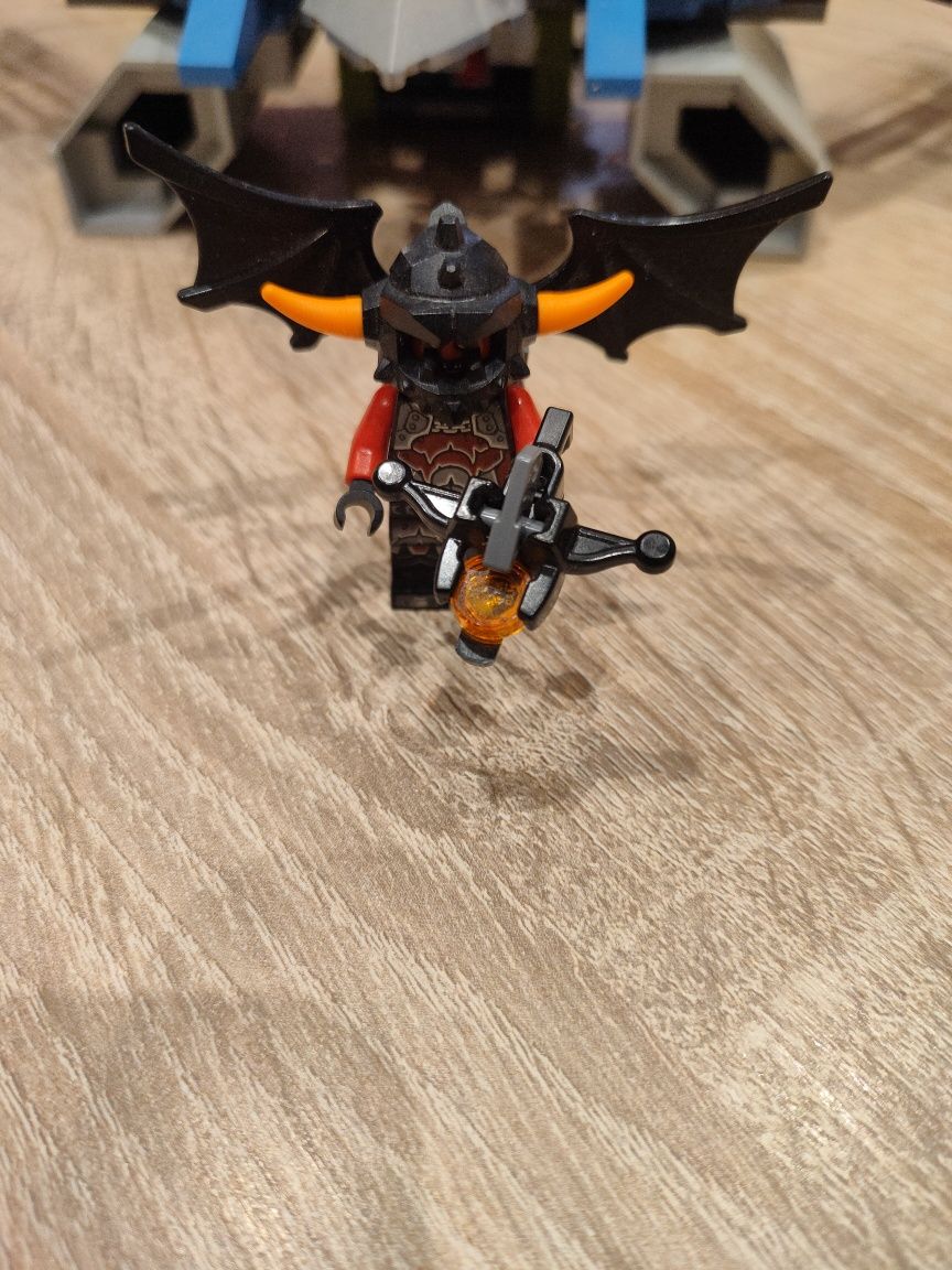 Lego Myśliwiec Aarona Nexo Knights