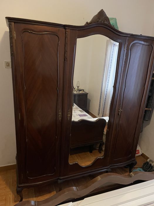 Guarda roupa estilo antigo