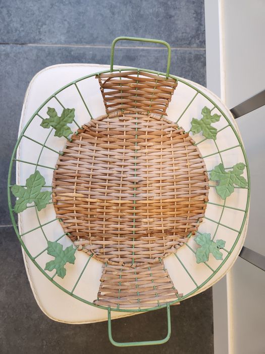 Dou a quem vier buscar - Bandeja redonda em vime e metal, com p