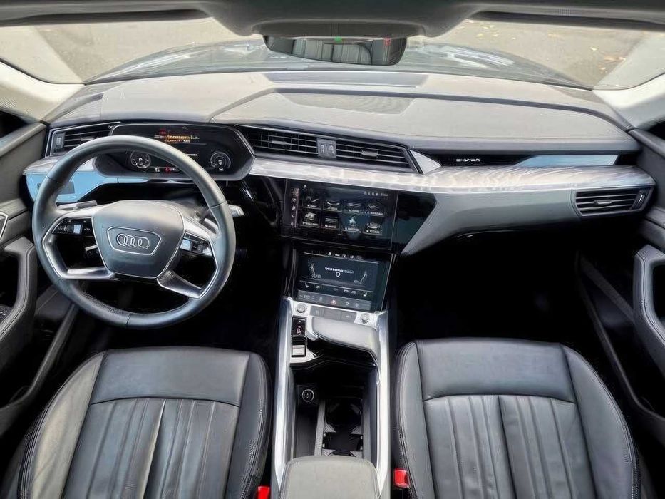 Audi e-tron      2022