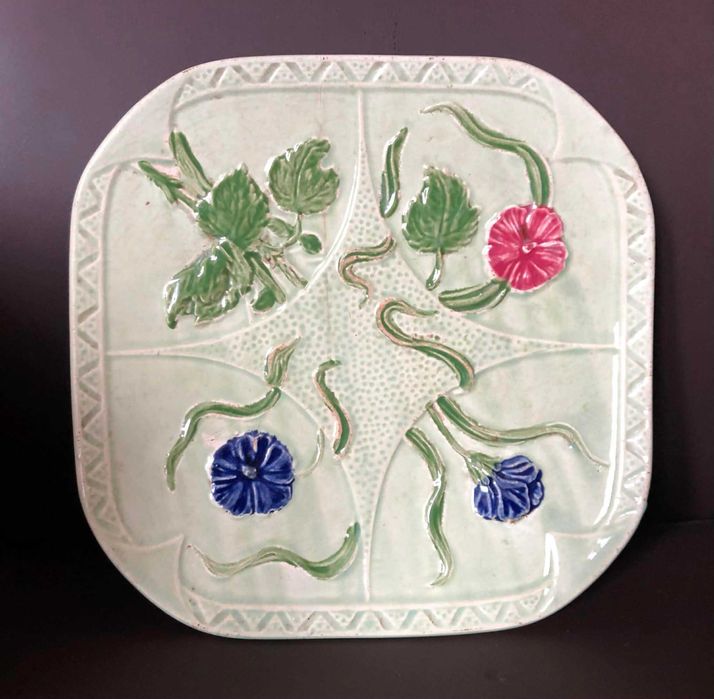 тарілка в стилі модерн