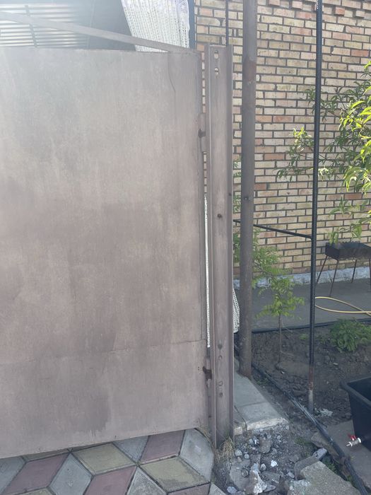 Продам ворота зі стовпами і маленька хвіртка