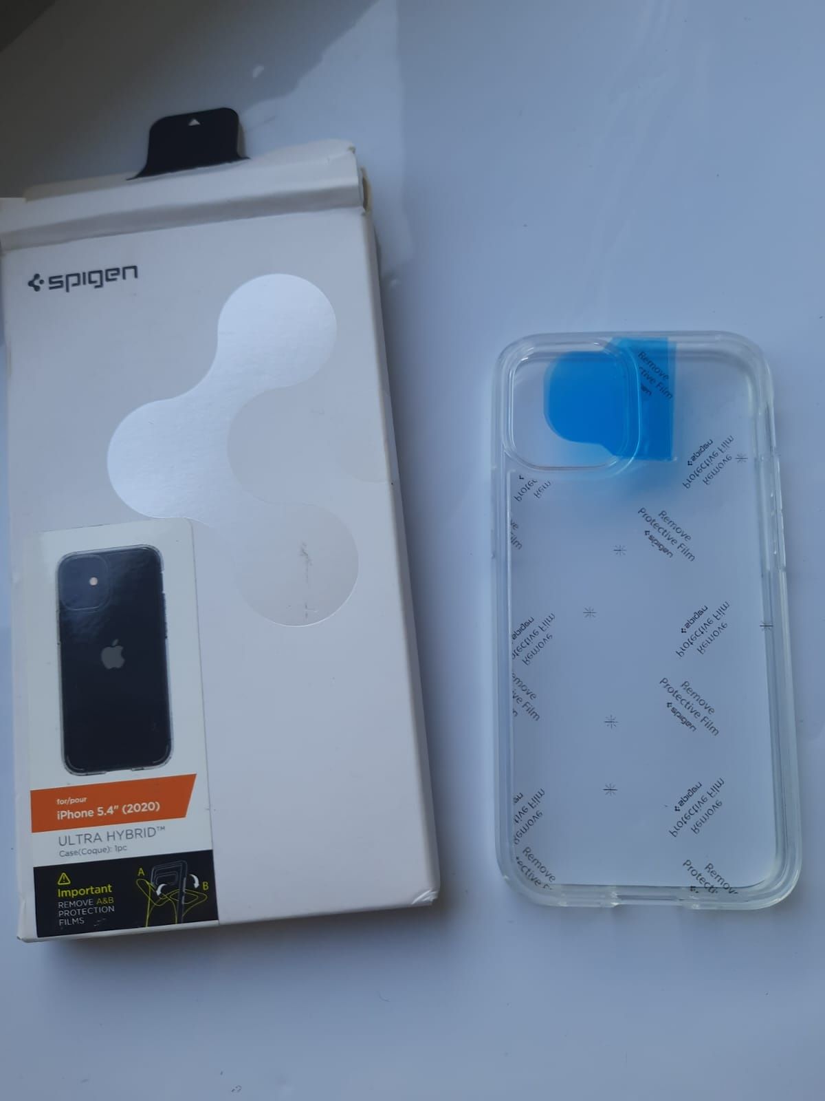 Etui na IPhone 12 mini marka Spigen