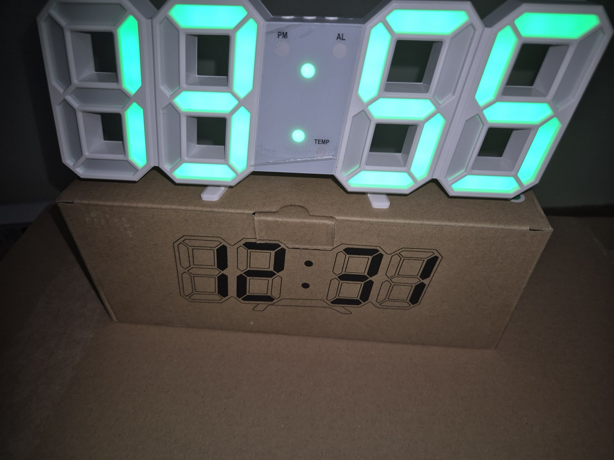 Zegarek LED na ścianę lub biurko kolor zielony