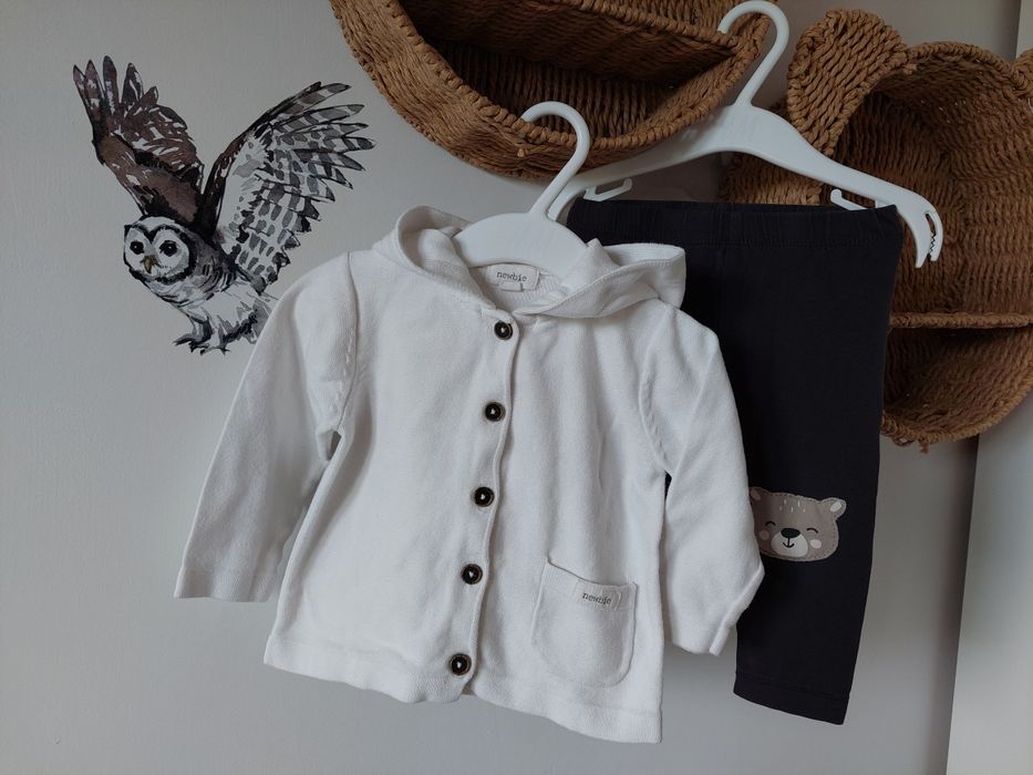 Biały sweterek rozpinany Newbie 74 legginsy Kappahl 74 szare miś