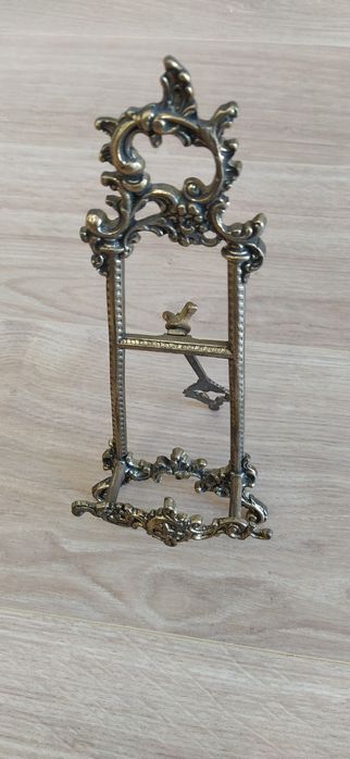 Moldura em bronze.