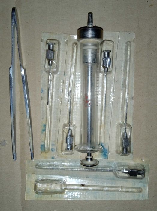 Дистилятор з шприцами, голками, багаторазового використання