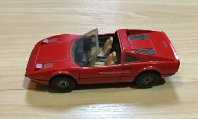 Miniatura antiga Corgi Ferrari 308 Gts esc.1/36