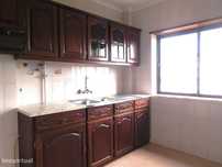 Apartamento T2 / Varanda / Garagem / Centro Monte Real / Leiria