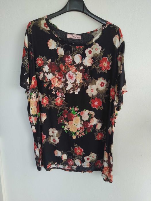 Blusa preta com flores, elegante e atual - Tamanho XL/XXL - Nova!