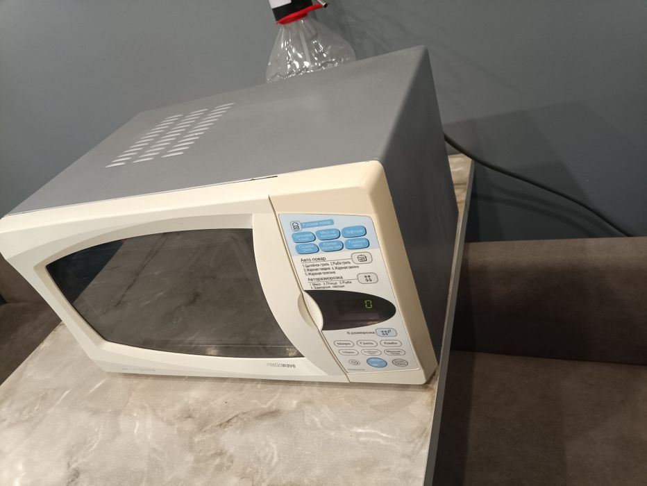 Микроволновая печь LG Intelowave MH-6342W  23л сенсорная. Все исправно