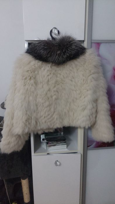 Śliczne nowe futerko ecru pompony