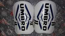 Caneleiras futebol umbro novas sem uso prontas para estreriar