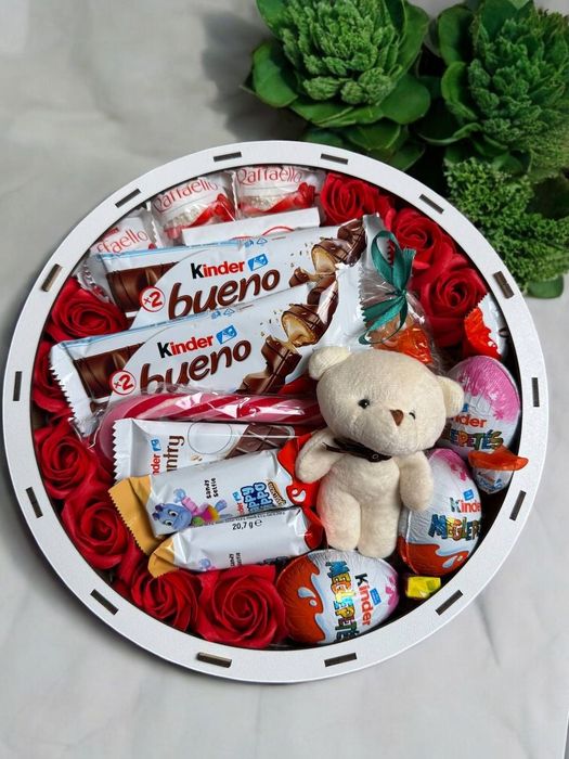 Подарункові набори новорічні бокси солодощі Kinder