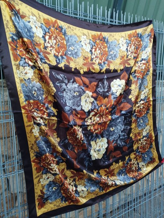 Lenço de seda 90/90, com motivos florais