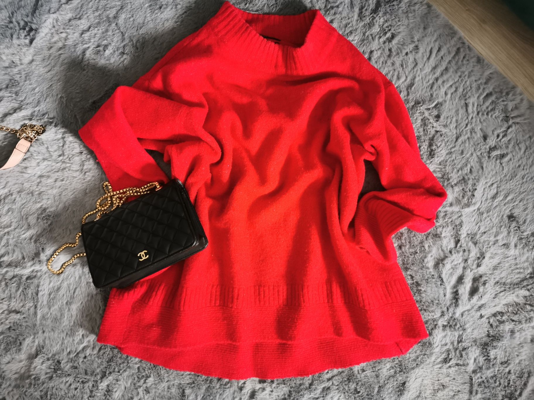 Czerwony sweter luźny Reserved