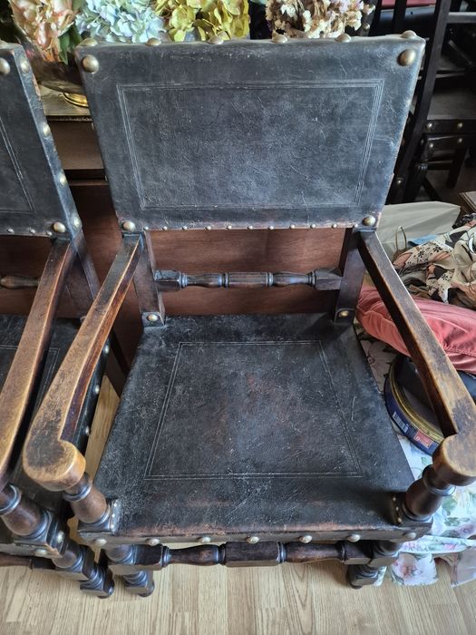 Par de cadeiras antigas de braços em madeira e couro – estilo clássico