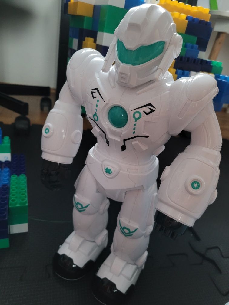 Robot interaktywny chodzi świeci