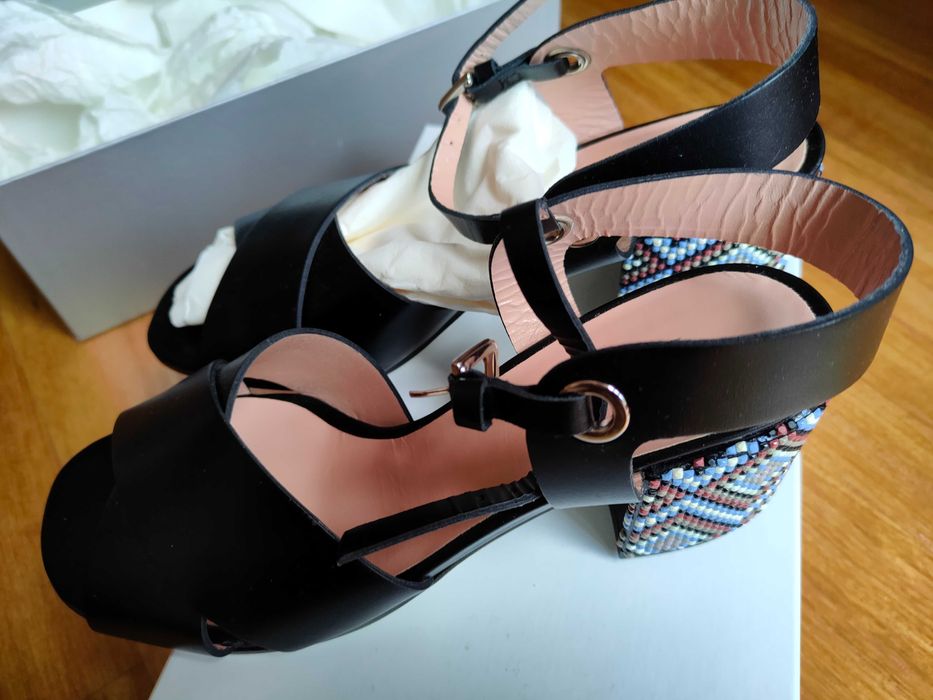 Włoskie, nowe sandałki na obcasie firmy Pollini, rozm. 37