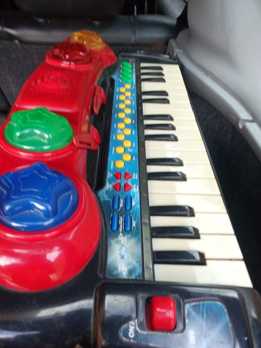 Vendo um piano de criança