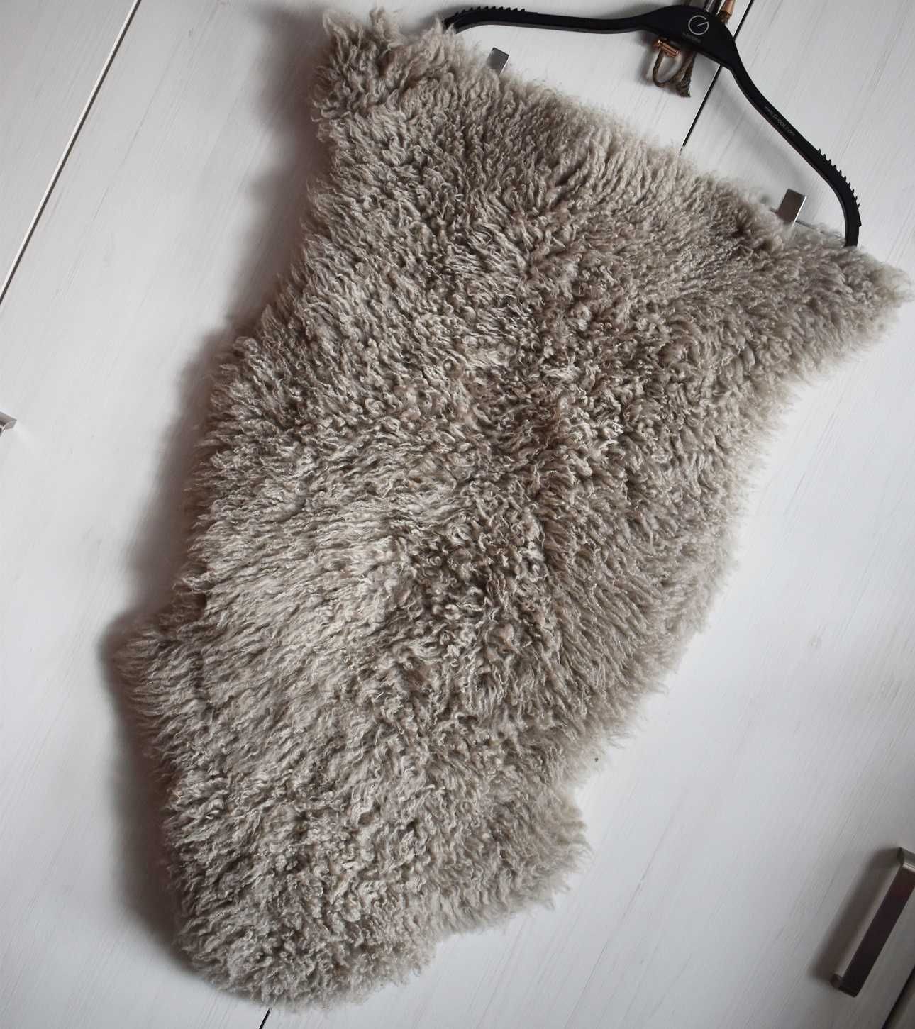 Skóra owcza dywanik dywan Ikea szary mały na podłogę naturalna ciepła