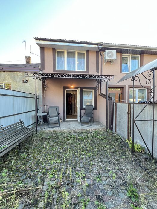 Півособняк із земельною ділянкою поруч центру міста