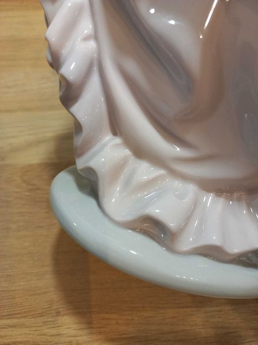 Две фарфоровые статуэтки от NAO Lladro, высота 30 см.