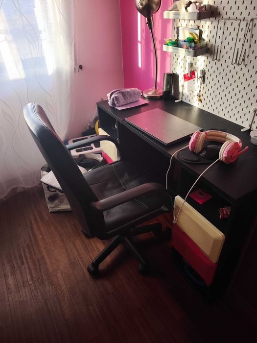 Secretária preta com gavetas rosa e brancas