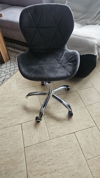 Krzesło do toaletki biurka lekkie uszkodzone