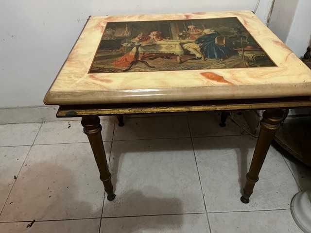 Mesa de apoio com gravura