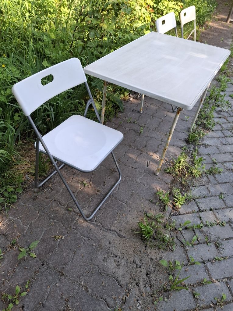 Раскладные стулья и стол