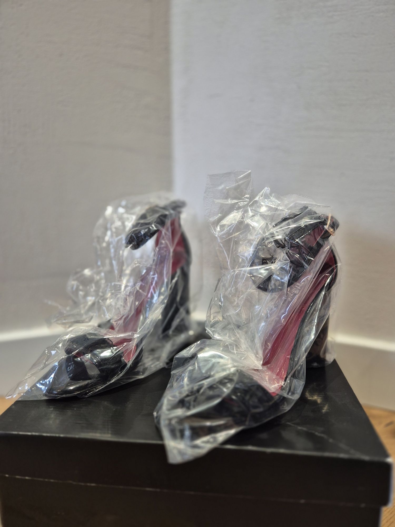 Nowe buty jescze w folii firmy Just Unique