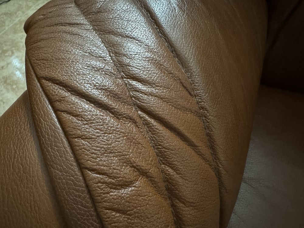 Sofa em pele com mandeira maciça