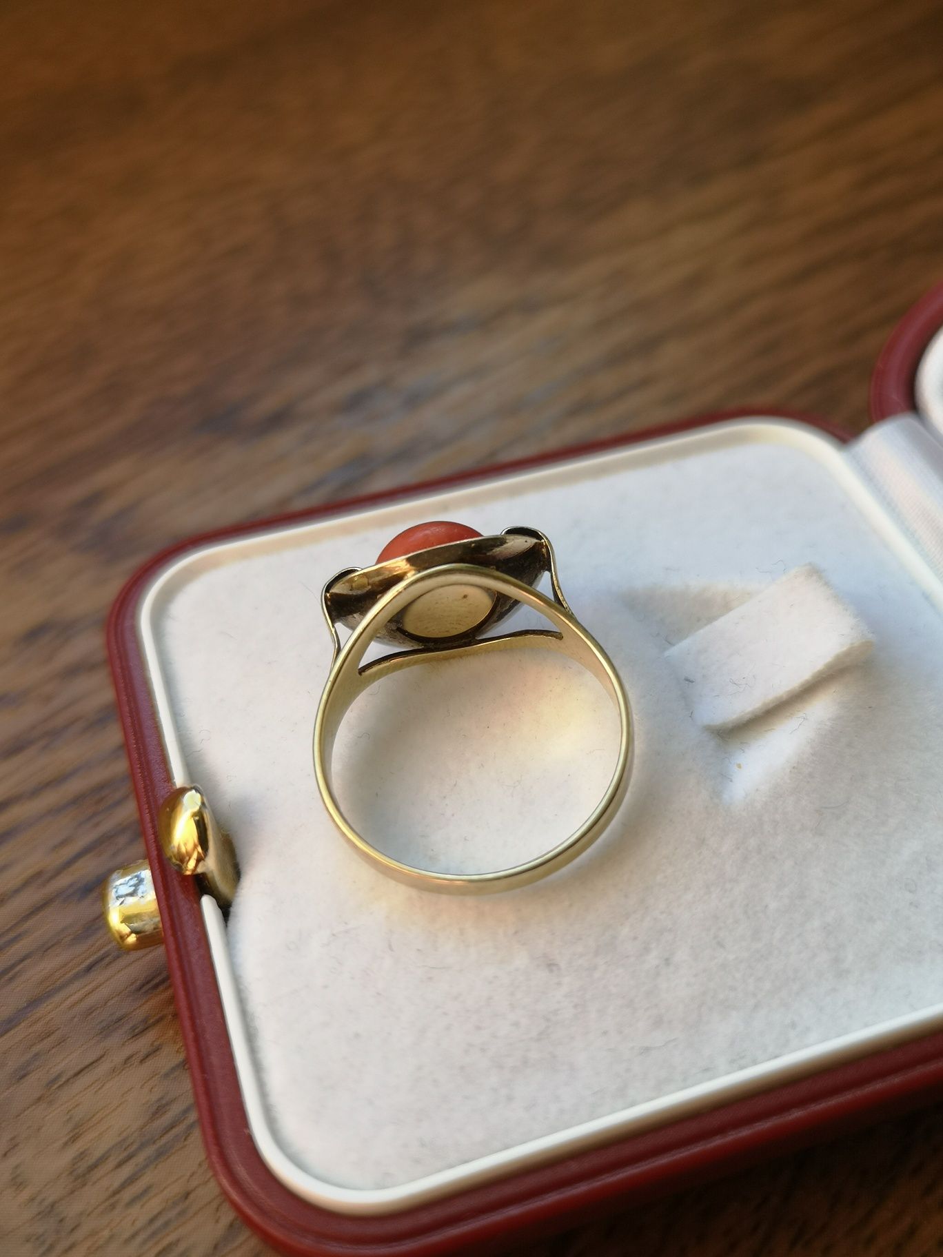 śliczny dawny złoty pierścionek z naturalnym koralem szlachetnym złoto