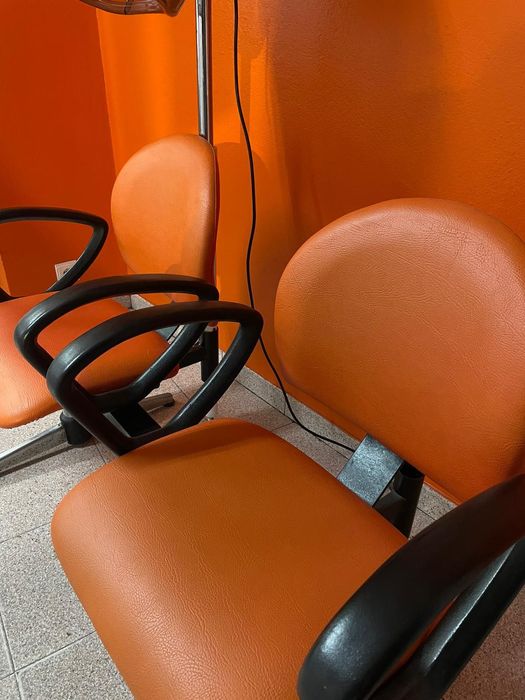 Cadeiras com secador de cabelos | cabeleireiro